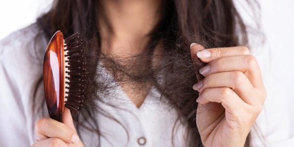 La caída exagerada del cabello, uno de los efectos secundarios del covid-19